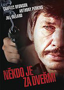Někdo je za dveřmi – plakát filmu